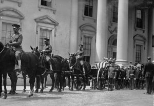 Hardings Begräbnis, by National Photo Company [Public domain]