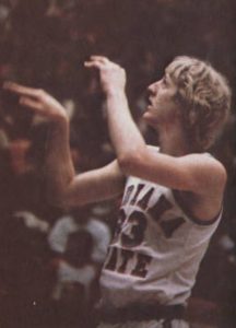 Larry Bird während des Colleges, by unknown, Indiana State University [Public domain]