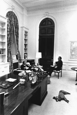 Nixon berät sich mit Kissinger 1971