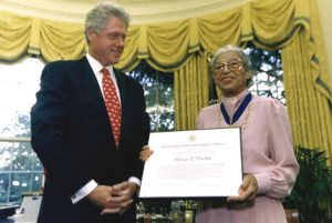 Rosa Parks mit Bill Clinton