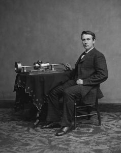 Thomas Alva Edison mit seinem Zinnfolienphonographen