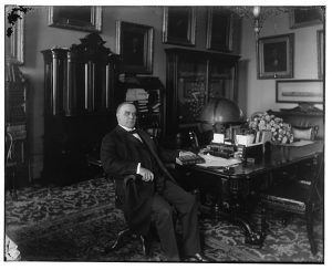 William McKinley am Schreibtisch, by Library of Congress [Public domain]